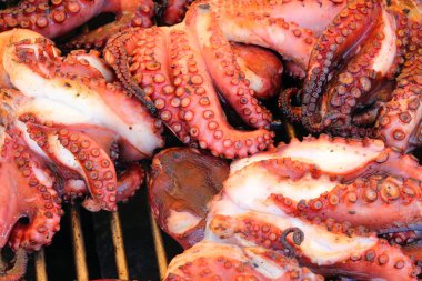 Restoranda deniz mahsulleri üzerine uzmanlaşmış bir sürü dokunaçlı ızgara ahtapot.