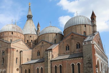 İtalya 'nın Venedik bölgesindeki Padua şehrindeki Aziz Anthony Bazilikası' nın tepesinde kubbeler ve bir Altın Melek.