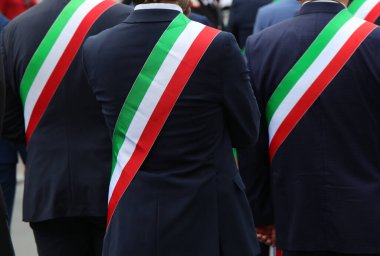 Üç renkli bantlı etkinlik sırasında zarif İtalyan belediye başkanları