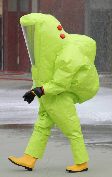 Person Yellow Protective Suit Respirator Back Access Contaminated Environments Yellow — Stock Photo, Image