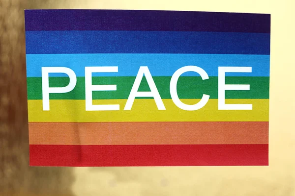 Πολύχρωμη Σημαία Ειρήνης Κείμενο Που Στηρίζεται Χρυσό Φόντο — Φωτογραφία Αρχείου