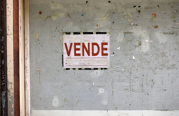 由于危机而关闭的商店橱窗 以及用意大利文写着 Vende 字样的大标志 — 图库照片