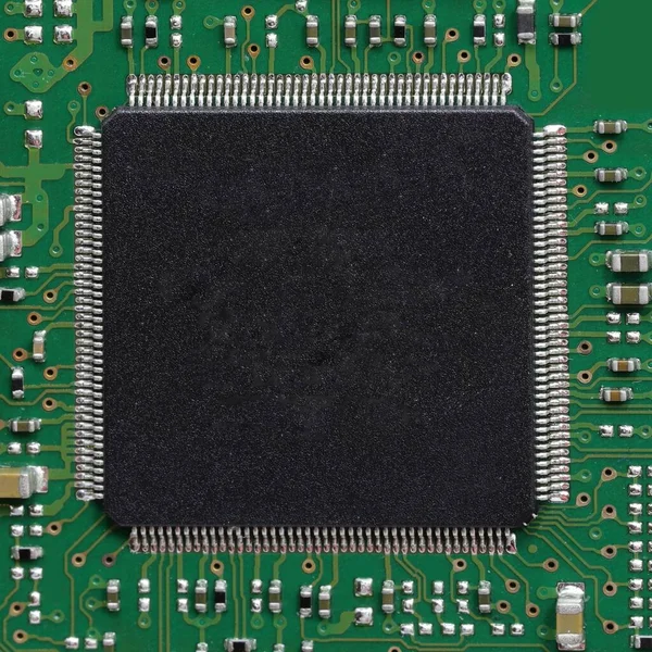 具有许多引脚的大型微处理器的技术装置的电路 — 图库照片