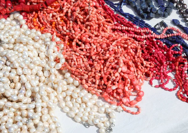 Halsketten Und Armbänder Mit Halbedelsteinen Und Edelperlen Und Korallen Zum — Stockfoto