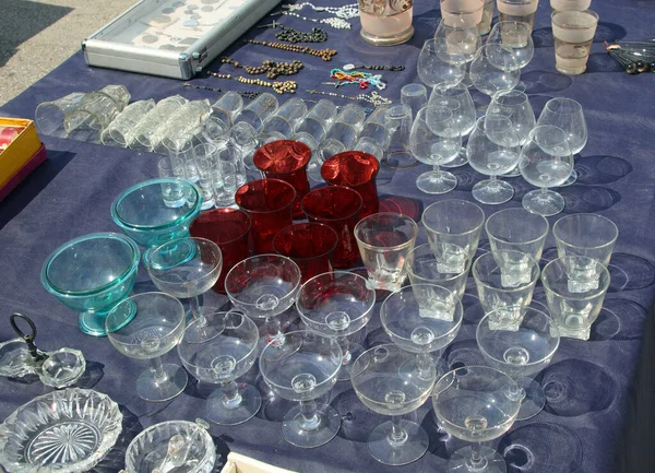 Många Antika Glas Och Andra Vintage Prydnadssaker Till Salu Den — Stockfoto