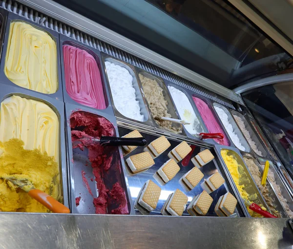 アイスクリームカウンターフルーツクリームやアイスクリームビスケットなど様々な味のスチールトレーを販売しています — ストック写真