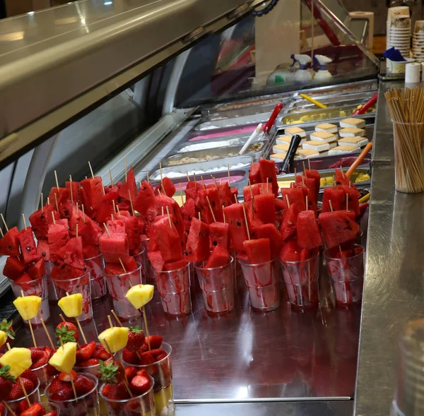 Μπαρ Μετρητή Αρχικά Εφοδιασμένο Φρουτοσαλάτα Καρπούζι Παγωτό Ανανά Σουβλάκια — Φωτογραφία Αρχείου