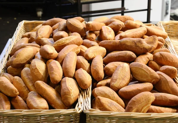 篮子里有许多新鲜烘焙的面包 在当地的面包店里出售 — 图库照片