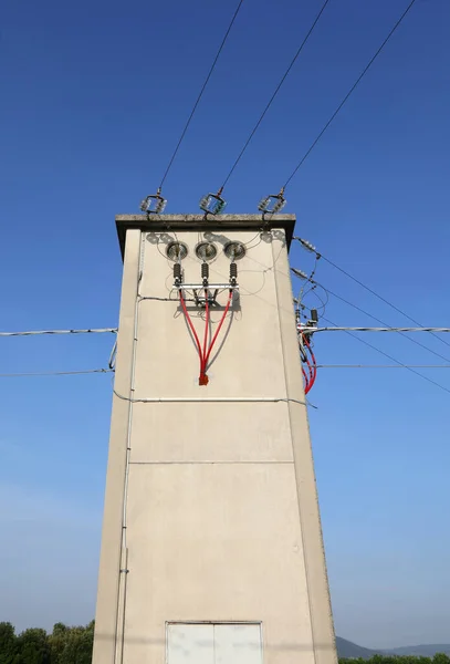 Subestação Elétrica Dois Andares Com Cabos Alta Tensão Que Transportam — Fotografia de Stock