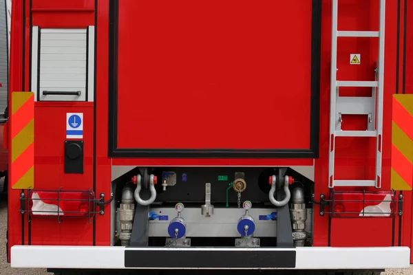 有软管连接的消防队卡车在关掉门牙时使用汽车泵的高压水的详细情况 — 图库照片
