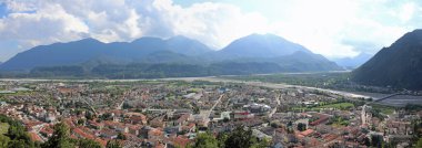 Tolmezzo, UD, İtalya - 25 Haziran 2022: Panoramik şehir manzaralı evler ve binalar
