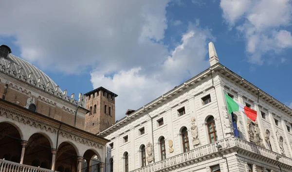 パドヴァ イタリア 2022年5月15日 Palazzo Della RagioneとMoroni Palaceと呼ばれる建物と大きなイタリアの旗を持つ鐘楼 — ストック写真