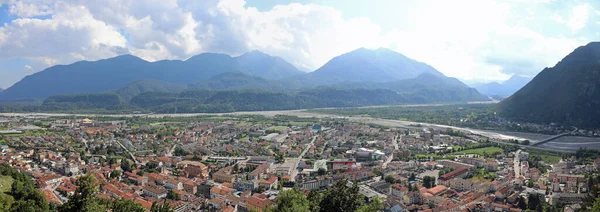 Tolmezzo, UD, İtalya - 25 Haziran 2022: Panoramik şehir manzaralı evler ve binalar