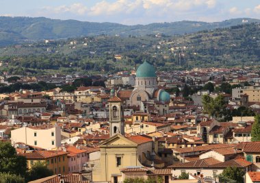 Toskana bölgesindeki Floransa Sinagogu 'nun kubbeleri ve ayrıca bir Katolik kilisesinin çan kulesi ve evlerin çatıları.