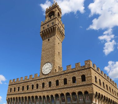 Orta İtalya 'nın Floransa şehrindeki Palazzo Vecchio Sarayı ve mavi gökyüzü olarak adlandırılan Saat Kulesi