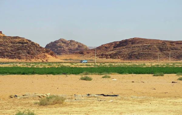 Camión Corriendo Rápido Una Carretera Aislada Medio Del Desierto Fondo —  Fotos de Stock