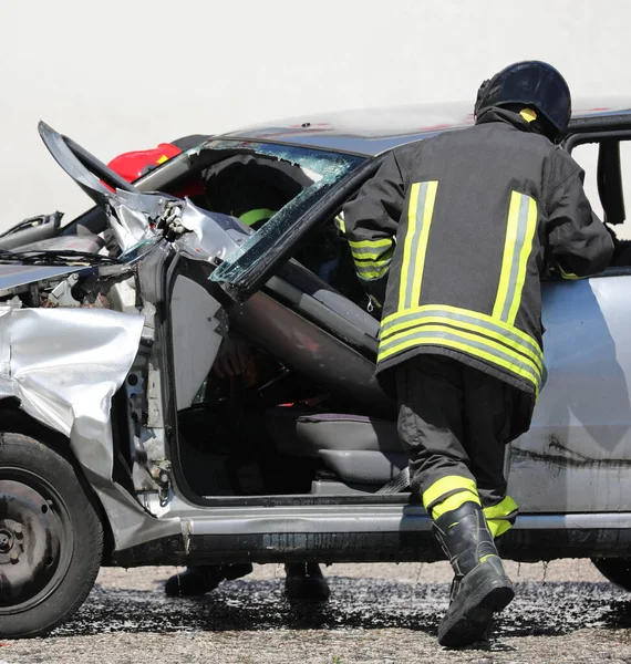 Hasičský Tým Akci Při Záchraně Zraněné Osoby Autonehodě — Stock fotografie