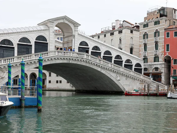 Vista Incomum Ponte Rialto Ilha Veneza Com Muito Poucos Barcos — Fotografia de Stock