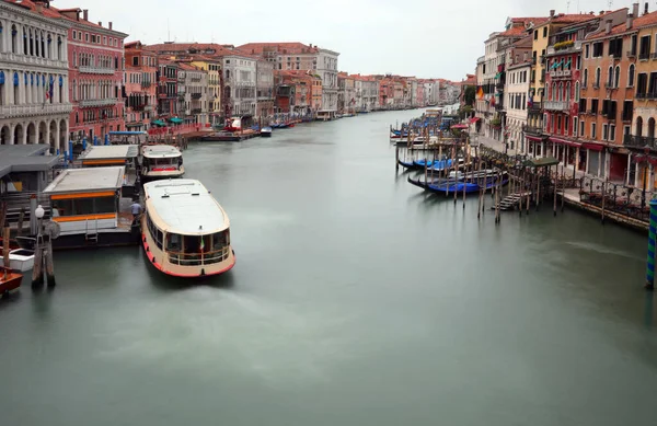 Unusual View Rialto Bridge Island Venice Very Few Boats People — Stock Photo, Image