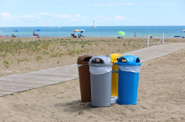 Bidoni Colorati Raccolta Differenziata Dei Rifiuti Riciclabili Sulla Spiaggia Sabbiosa — Foto Stock