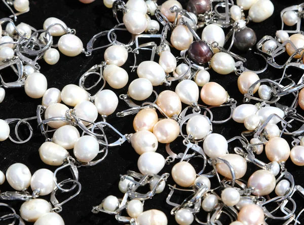 Nombreuses Boucles Oreilles Perles Précieuses Blanches Vendre Dans Bijouterie — Photo