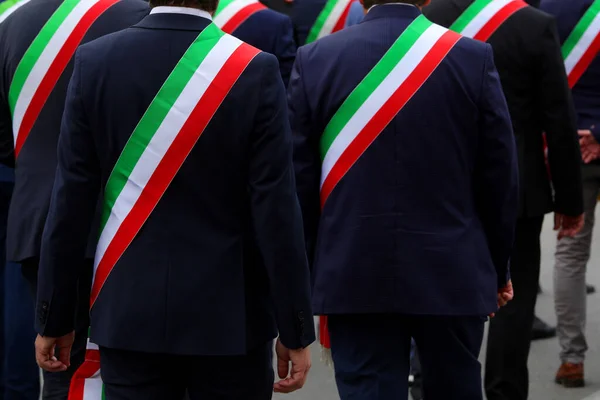 Elegancki Wielu Włoskich Burmistrzów Podczas Imprezy Zielonym Biało Czerwonym Zespołem — Zdjęcie stockowe