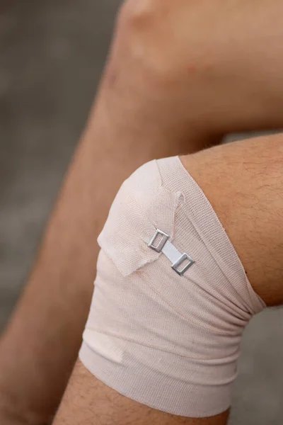 Knie Van Jongen Verstuiking Met Een Elastische Band Ter Bescherming — Stockfoto