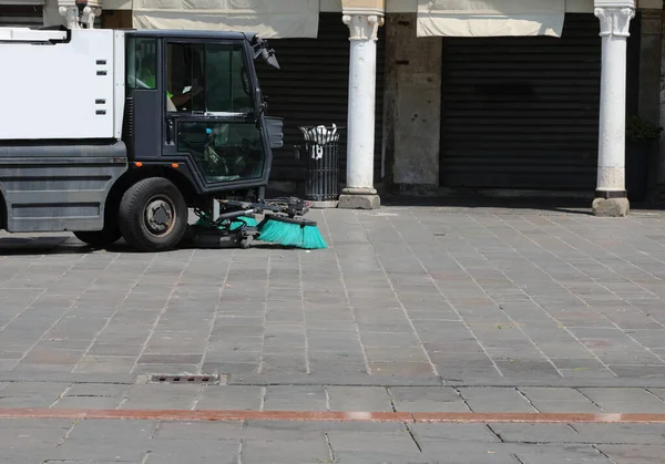 Фургон Очистки Городской Площади Большими Промышленными Щетками Движении — стоковое фото