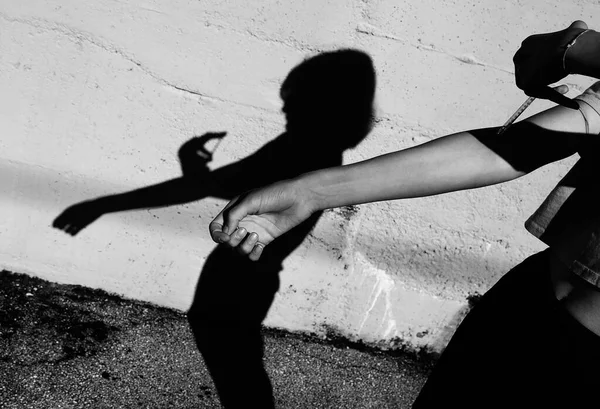 Dramatic Shadow Young Toxic Girl Drogra Initiation Her Slender Arm — Stock Photo, Image