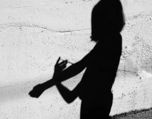 Black Shadow Sul Muro Ragazzo Tossicodipendente Durante Iniezione Con Siringa — Foto Stock