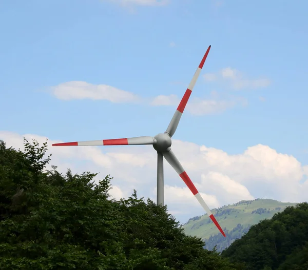 Duże Czerwone Białe Ostrze Wiatrowe Produkcji Ekologicznej Energii Elektrycznej Poprzez — Zdjęcie stockowe