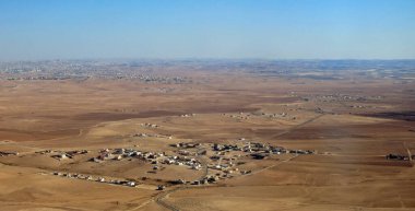 Ortadoğu çölünün tepesinden ve uzak köyün bazı evlerinden inanılmaz bir manzara.