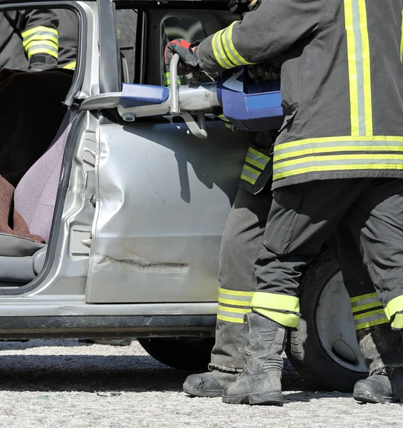 Πυροσβέστες Που Ένα Ισχυρό Υδραυλικό Ψαλίδι Ανοίξτε Αυτοκίνητο Καταστραφεί Μετά — Φωτογραφία Αρχείου