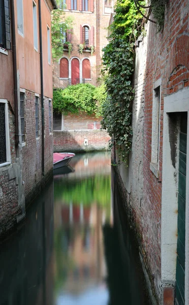 Venetiaanse Huizen Bevaarbare Waterweg Reflecteren Het Water Zonder Mensen — Stockfoto