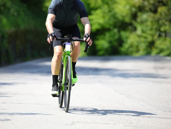 Ciclista Solitario Con Una Bicicleta Carreras Color Verde Durante Entrenamiento —  Fotos de Stock