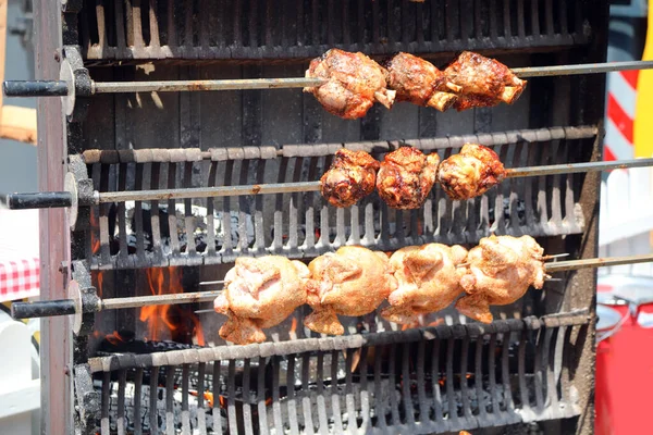 Spuug Met Gebraden Kippen Varkensknokkel Tijdens Het Koken Het Restaurant — Stockfoto