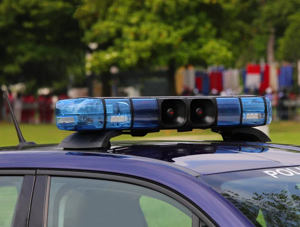 Modré Sirény Policejního Auta Které Hlídkuje Veřejném Parku Hledá Zločince — Stock fotografie