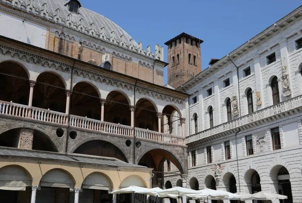 イタリアのパドヴァ市にある古代のモニュメント Palazzo Della Ragione と高齢者の塔 — ストック写真