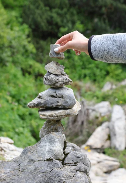 Ruka Mladé Dívky Jak Dělá Hromadu Kamenů Horách Názvem Cairn — Stock fotografie