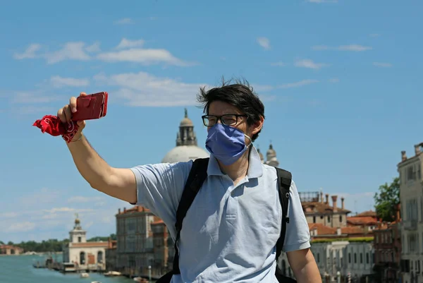 Νεαρός Τουρίστας Παίρνει Μια Selfie Smartphone Στο Νησί Της Βενετίας — Φωτογραφία Αρχείου
