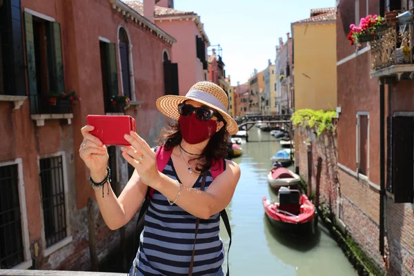 Jovem Turista Feminina Com Óculos Sol Chapéu Palha Veneza Itália — Fotografia de Stock