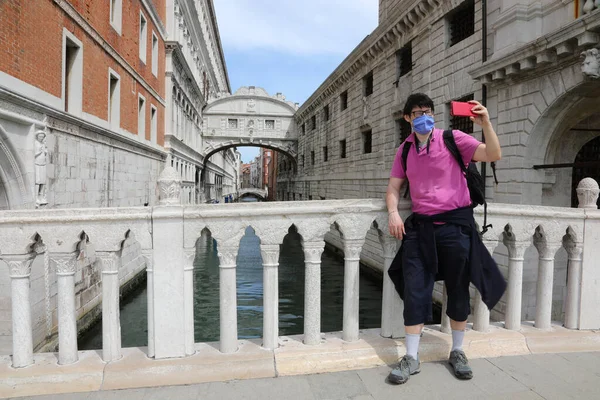 Jovem Turista Tira Uma Selfie Com Ponte Suspiros Veneza Aproveitando — Fotografia de Stock