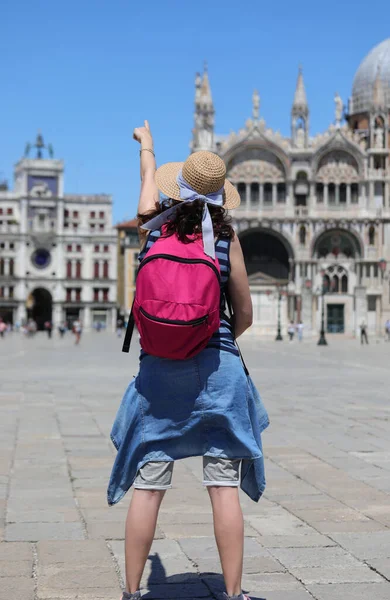 Mulher Com Mochila Roxa Chapéu Palha Barqueiro Ilha Veneza Itália — Fotografia de Stock