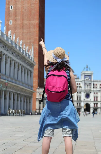 Young Woman Backpack Boater Straw Hat Venice Italy Southern Europe — Fotografia de Stock