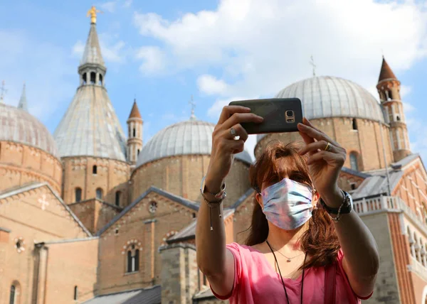 Young Woman Takes Selfie Her Smartphone Herself Famous Basilica Santo — Fotografia de Stock