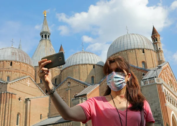 Jovem Tira Uma Selfie Com Seu Smartphone Mesma Famosa Basílica — Fotografia de Stock