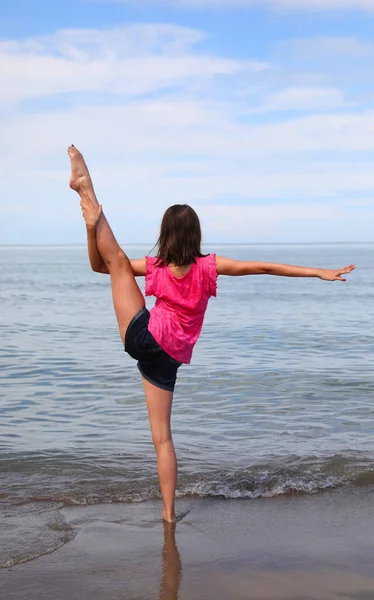 Young Girl While Doing Gymnastic Exercises Moves Her Slender Leg — Foto de Stock