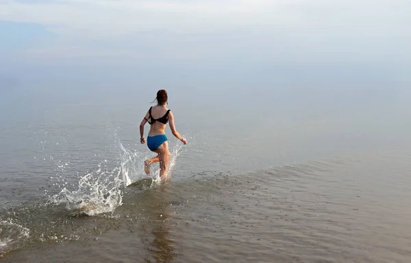 Młoda Dziewczyna Podczas Biegu Środku Morza Wody Lecie Odzieżą Sportową — Zdjęcie stockowe