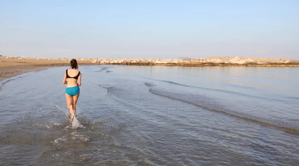 Athletic Girl Run Water Edge Sea Evening Daily Workout — Stockfoto