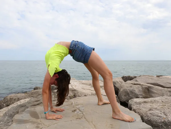 Slender Flexible Jointed Girl Performs Exercise Called Bendback Creating Kind — Stockfoto